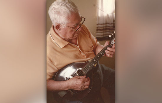 Samuel Porcelli playing his mandolin.